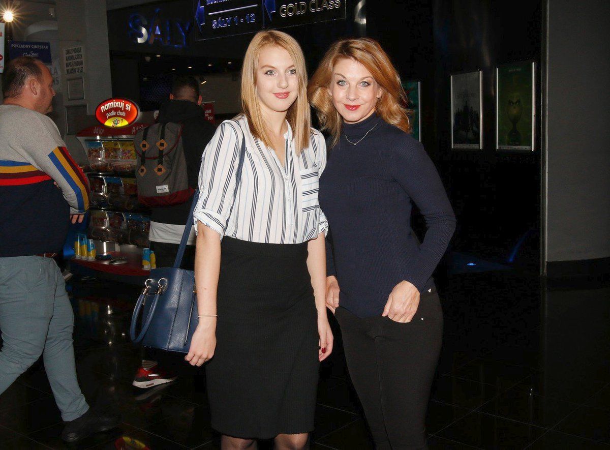 Sabina Laurinová s dcerou Valentýnou v kině.