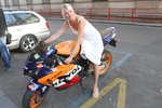 Sabina Laurinová si vylezla na cizí motorku