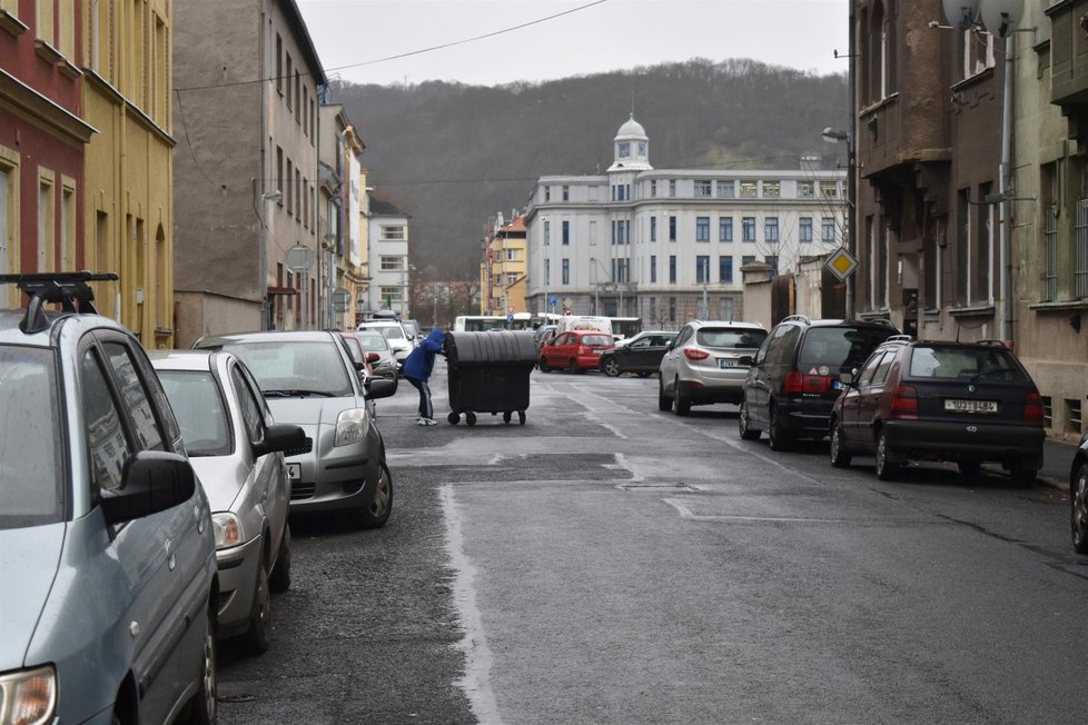 Nad Českem se prohnal orkán Sabine. Hasiči po celý den likvidovali následky: popadané stromy, zničené vedení, popadané sloupy, zničená auta, vytopené sklepy a ulítlé střechy