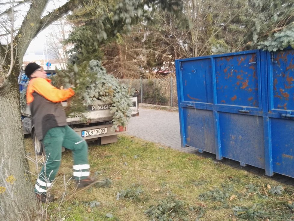 Nad Českem se prohnal orkán Sabine. Hasiči po celý den likvidovali následky: popadané stromy, zničené vedení, popadané sloupy, zničená auta, vytopené sklepy a ulítlé střechy