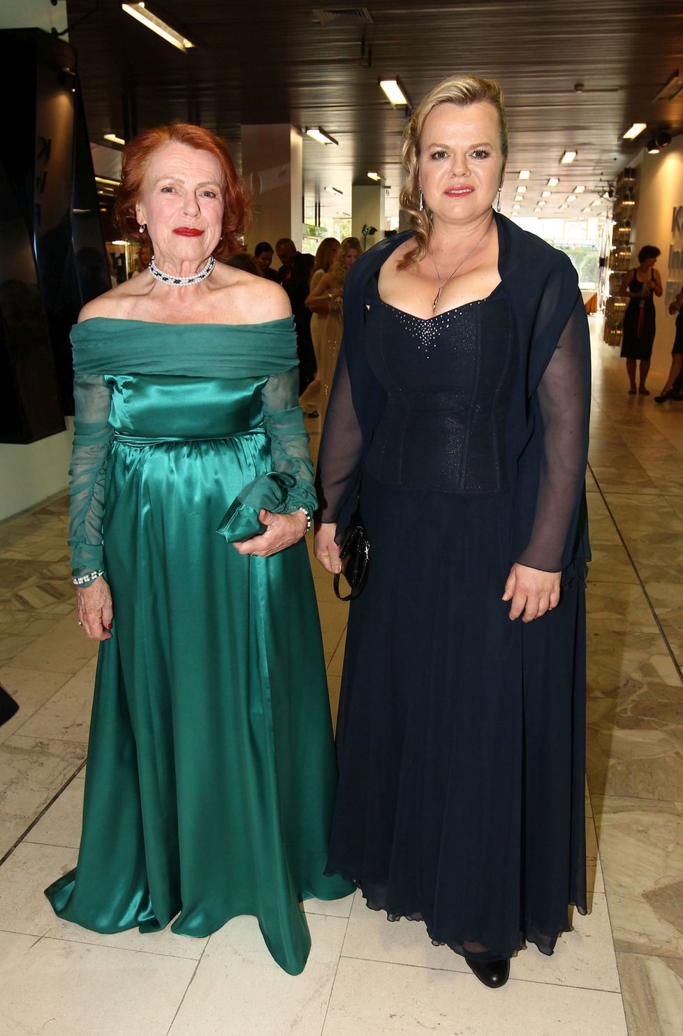 Na premiéru pohádky Sedmero krkavců přišla po boku maminky Ivy Janžurové (79) v elegantních černých šatech s odvážným výstřihem.