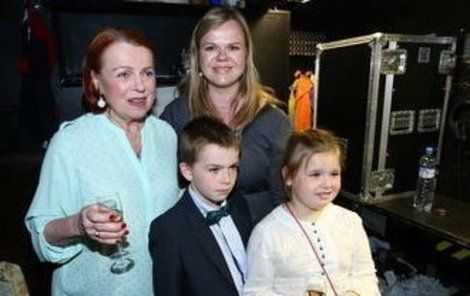 Sabina Remundová s dětmi a maminkou Ivou.