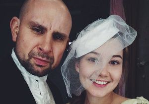 Sabina Rojková (20) s Tomášem Dastlíkem (42) jako manželský pár. Ale jen v divadle! Spolu je můžete vidět ve hře Sňatky z rozumu.