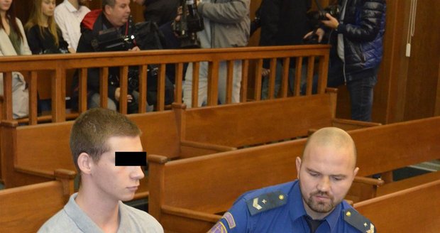 Patrik K. (22), obžalovaný z vraždy Sabiny (†25), u soudu popřel svou vinu a tvrdí, že přiznání z něj vynutili policisté.