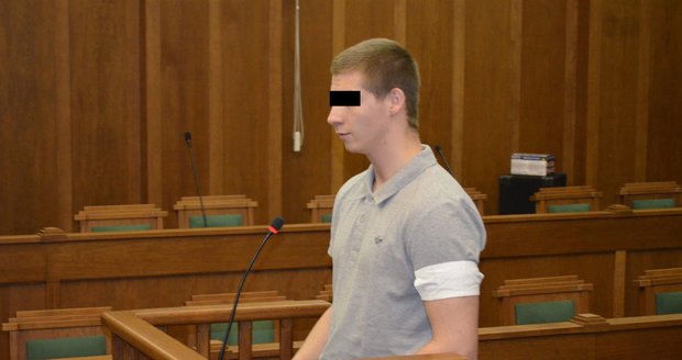 Patrik K. (21), obžalovaný z vraždy Sabiny (†26), u soudu popřel svou vinu a tvrdí, že přiznání u něj vynutili policisté.