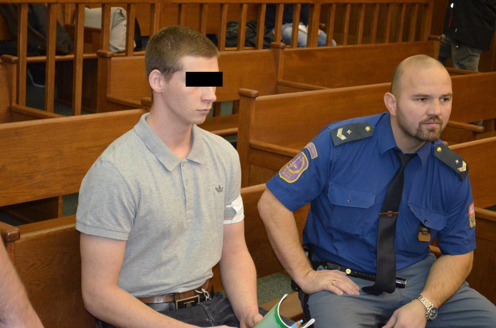 Patrik K. (21), obžalovaný z vraždy Sabiny (†26), u sodu popřel svou vinu a tvrdí, že přiznání z něj vynutili policisté.