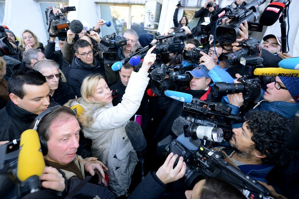 Michaelova manažerka Sabine Kehmová v obležení novinářů, kteří před nemocnicí v Grenoblu spolu s fanoušky čekali na jakoukoliv zprávu o tom, jak se legendě daří.