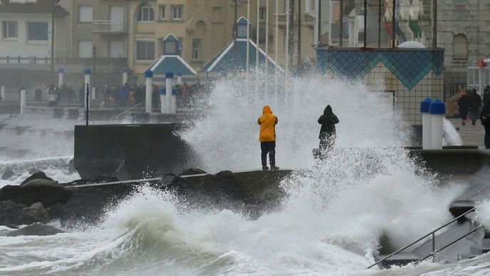 Bouře Sabine (Ciara) se řítí i na Francii (foto z Wimereux).