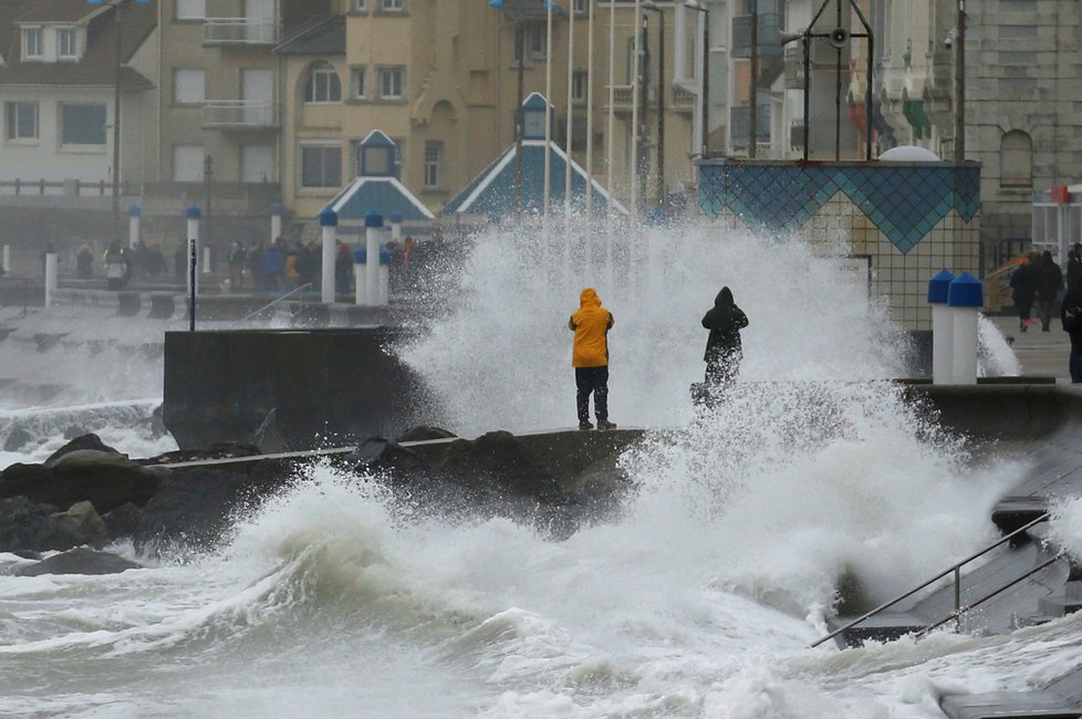 Bouře Sabine (Ciara) se řítí i na Francii: Foto z Wimereux.