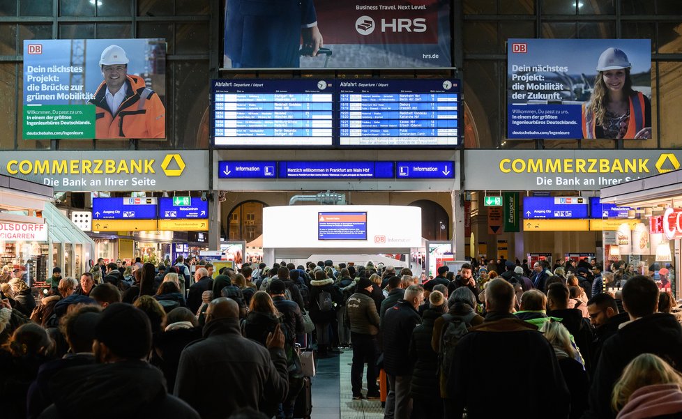 Kolaps v dopravě kvůli orkánu Sabine: Letiště ve Frankfurtu nad Mohanem (9. 2. 2020)