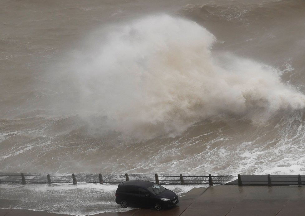 Bouře Ciara bičující anglický přístav Newhaven (9.2.2020)