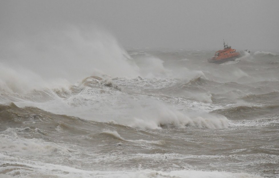 Bouře Ciara bičující anglický přístav Newhaven (9. 2. 2020).