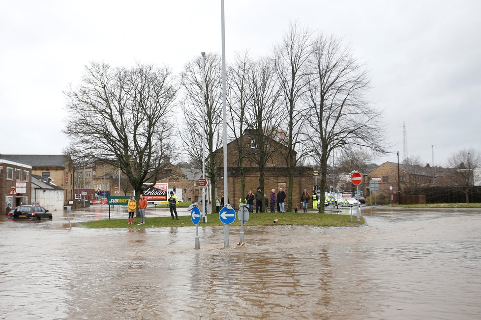 Orkán Ciara (v Německu Sabine) způsobil ve Velké Británii záplavy i mohutné výpadky proudu a problémy v dopravě (9. 2. 2020).