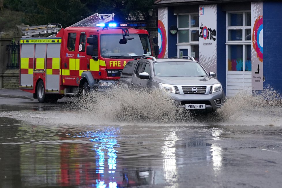 Orkán Ciara způsobil ve Velké Británii lokální záplavy (9.2.2020)