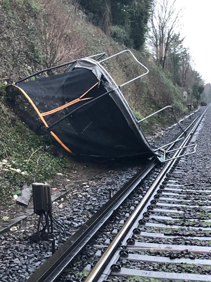 Orkán Ciara (v Německu a Česku Sabine) unášel i trampolíny. Komplikovaly provoz na britské železnici. Hasiči přitom doporučují veškerý zahradní nábytek i další věci kvůli vichru upevňovat.