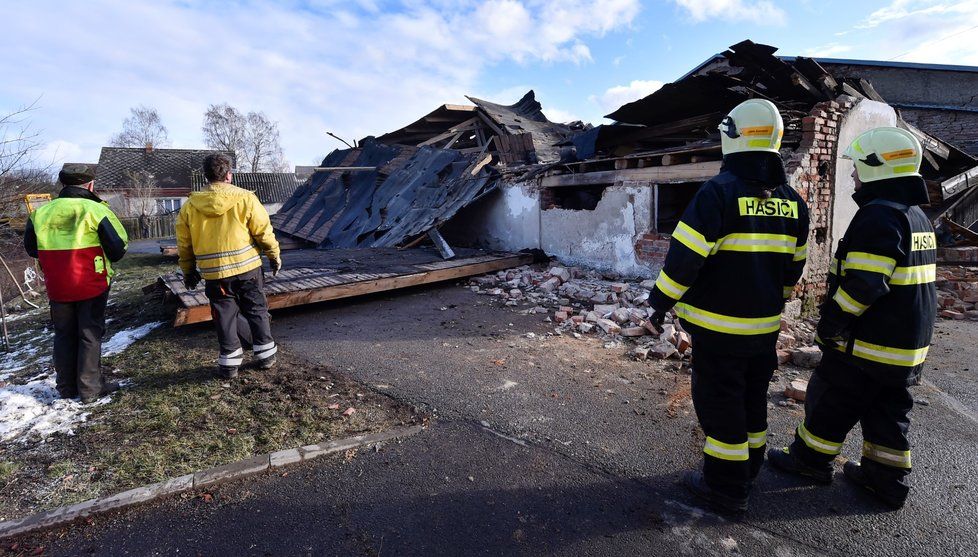 Úklid následků díla zkázy v Rohozné na Jihlavsku, škody tu napáchal orkán Sabine. (11. 2. 2020)