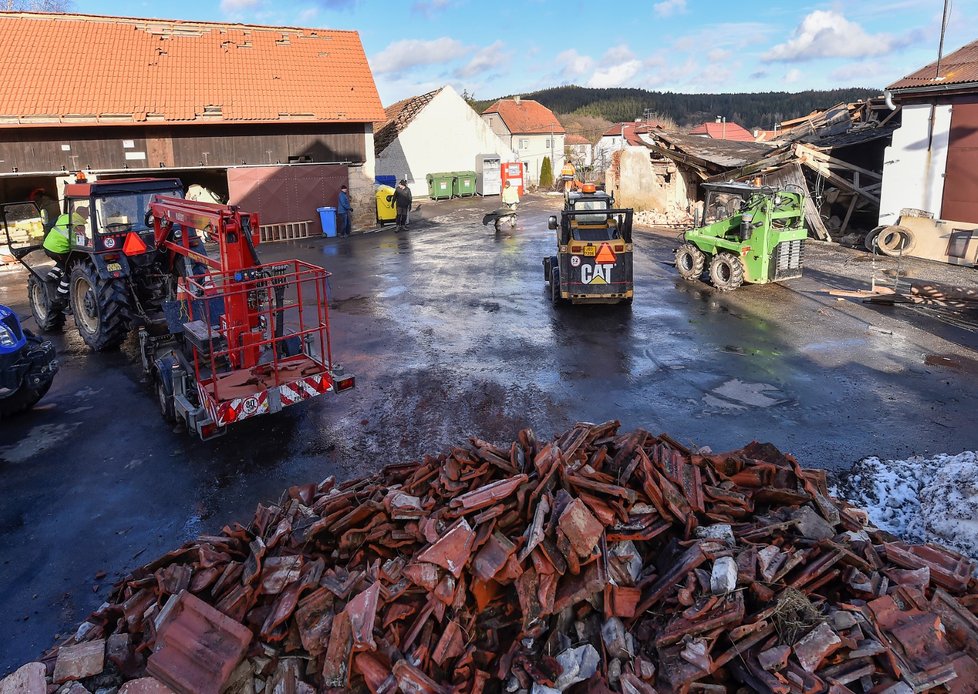 Úklid následků díla zkázy v Rohozné na Jihlavsku, škody tu napáchal orkán Sabine. (11. 2. 2020)