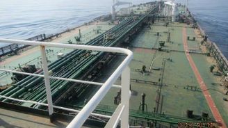 U pobřeží Saúdské Arábie hoří íránský tanker. Cena ropy stoupla
