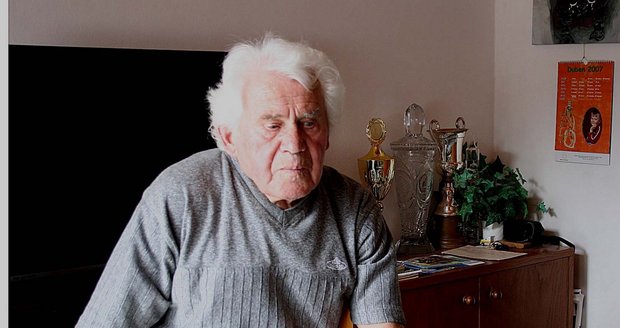 Ludvík Šablatura (†97), rodák z Trojanovic, odbojář a stavitel skokanských můstků v Harrachově, zemřel.