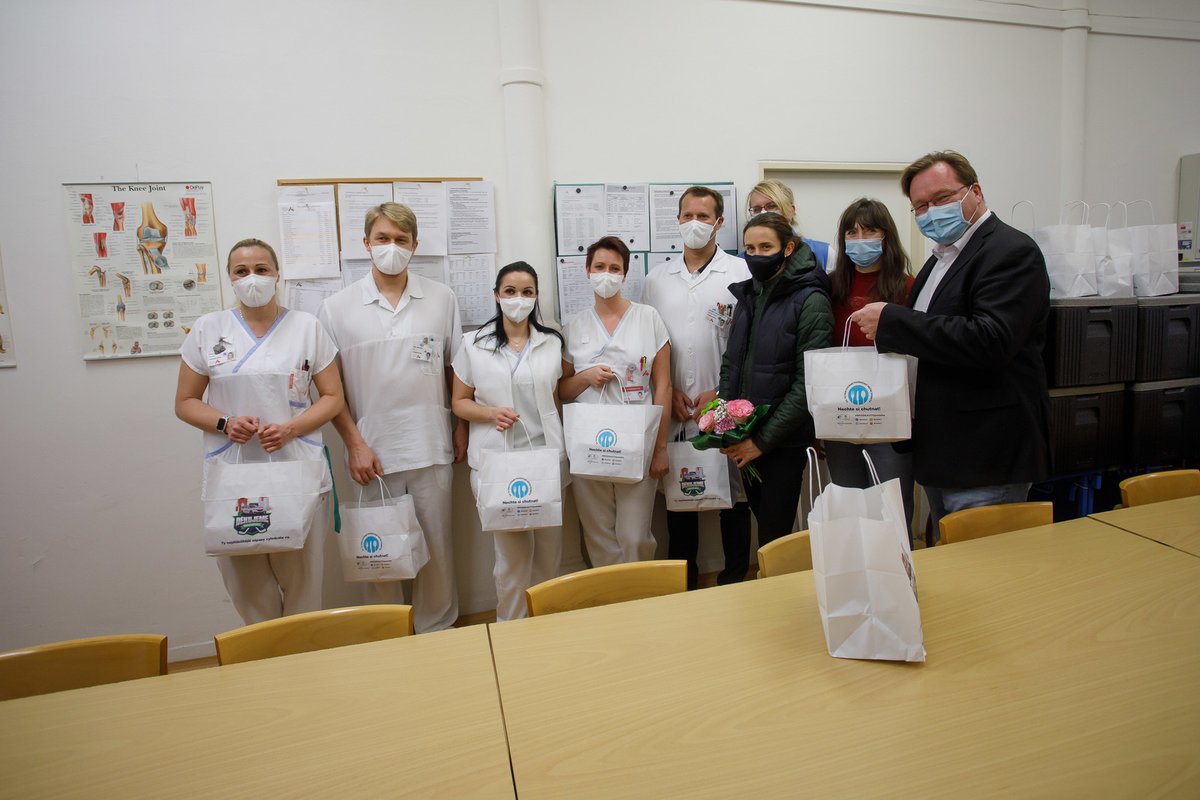 Lékaři a sestry v brněnské nemocnici dostali obědy od olympijské šampionky Sáblíkové.