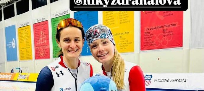 Martina Sáblíková (vlevo) gratulovala své lásce Nikole Zdráhalové.