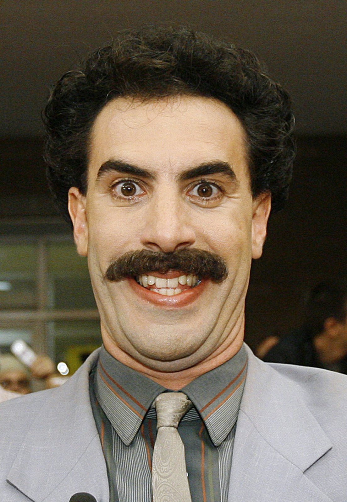 Britský komik a herec Sacha Baron Cohen jako Borat.