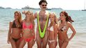 Ikonický snímek Borata v plavkách, které se staly popkulturním symbolem.