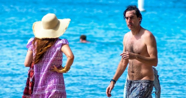Sacha Baron Cohen a Isla Fisherová vyrazili na Silvestra na Barbados.
