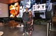 Sacha Baron Cohen při prezentaci seriálu streamovací služby Netflix Spy.