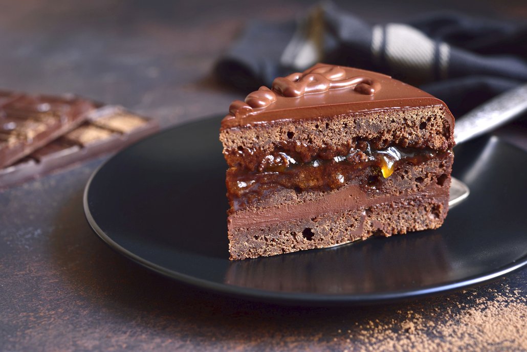 Karel Gott si rád dopřál dezert v podobě tradičního rakouského čokoládového Sachrova dortu, známého pro svěží meruňkovou náplň a křupavou čokoládovou polevu.