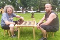 Řezbáři vyráběli obří šachové figury: 180 tisíc z dražby pomůže charitě