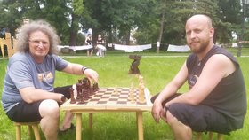Výtvarník Libor Bartoš (vlevo) a umělecký kovář Antonín Juračka si stihli i zahrát šachovou partii.