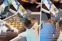 Děs na šachovém turnaji: Robot zlomil dítěti (7) prst!
