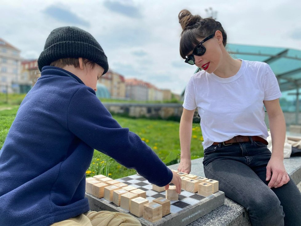 V pražských ulicích se začínají objevovat šachy. Akci má na svědomí pražský kavárník Ondřej Kobza