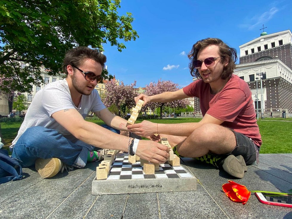 V pražských ulicích se začínají objevovat šachy. Akci má na svědomí pražský kavárník Ondřej Kobza