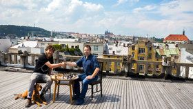 První šachovou partii na střeše paláce Lucerna sehráli předseda Pražské šachové společnosti Pavel Matocha (vpravo) a pražský kavárník a majordomus těchto teras Ondřej Kobza.