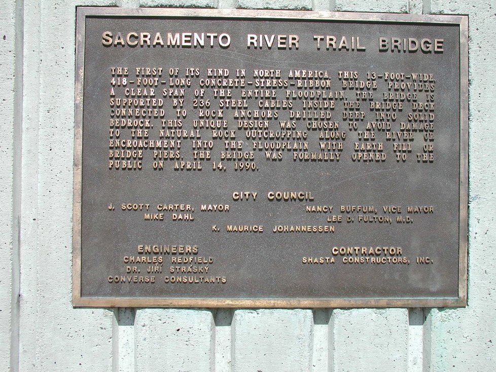 Lávka přes řeku Sacramento v Kalifornii na snímcích z roku 1990, kdy byla otevřena pro veřejnost.