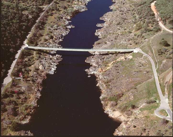 Lávka přes řeku Sacramento v Kalifornii na snímcích z roku 1990, kdy byla otevřena pro veřejnost.