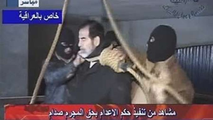 Iráčané prodávají provaz, na kterém pověsili diktátora Saddáma Husajna