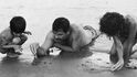 Saddám Husajn při vodních radovánkách se svojí rodinou.