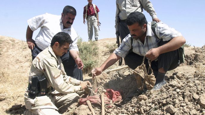 Masové hroby zavražděných Kurdů.