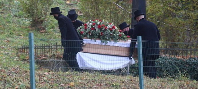 Na hřbitově v Trenčíně se konal pohřeb hokejisty klubu Bratislava Capitals Borise Sádeckého, který zemřel 3. listopadu 2021, pět dní po jeho kolapsu v utkání Ice Hockey League v Dornbirnu