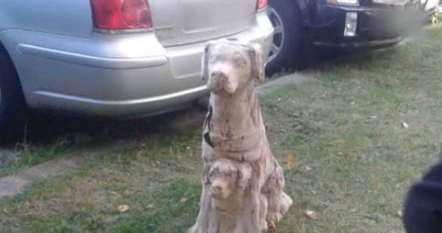 Tahle sádrová soška v parku vyděsila v pátek ráno ženu, která odvážela syna do školy.