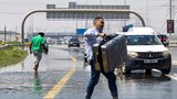 Voda v Dubaji opadává, letiště obnovuje provoz. V Emirátech uvízly tisíce lidí