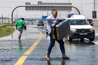 Voda v Dubaji opadává, letiště obnovuje provoz. V Emirátech uvízly tisíce lidí