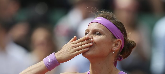 Česká tenistka Lucie Šafářová se raduje z postupu do semifinále French Open