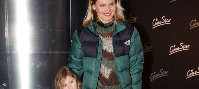 Rozkošné děti Lucie Šafářové se na premiéře filmu Vánoce offline schovávaly za maminku.