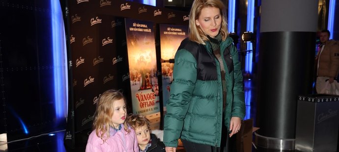 Rozkošné děti Lucie Šafářové se na premiéře filmu Vánoce offline schovávaly za maminku.