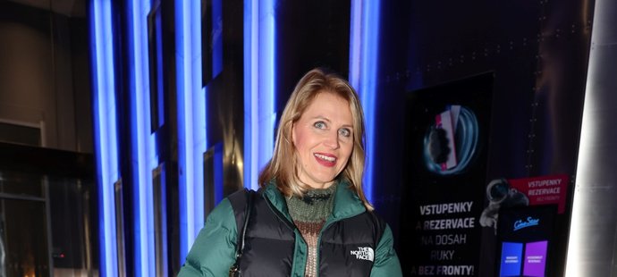 Rozkošné děti Lucie Šafářové se na premiéře filmu Vánoce offline schovávaly za maminku.