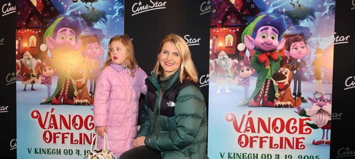 Rozkošné děti Lucie Šafářové se na premiéře filmu Vánoce offline schovávaly za maminku.